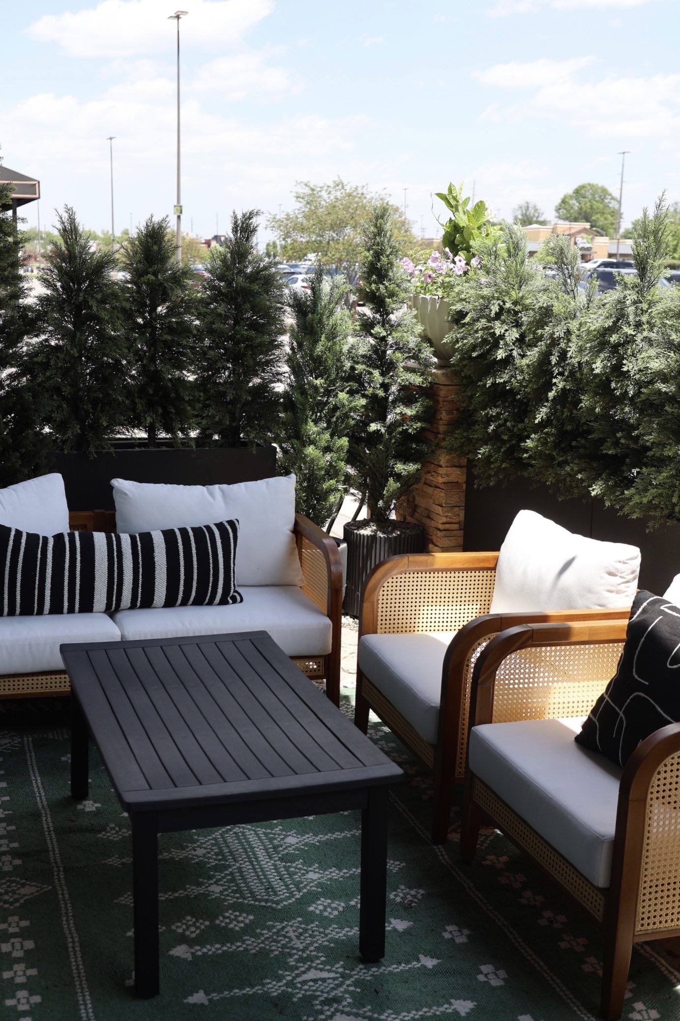The front patio lounge at Mileta
