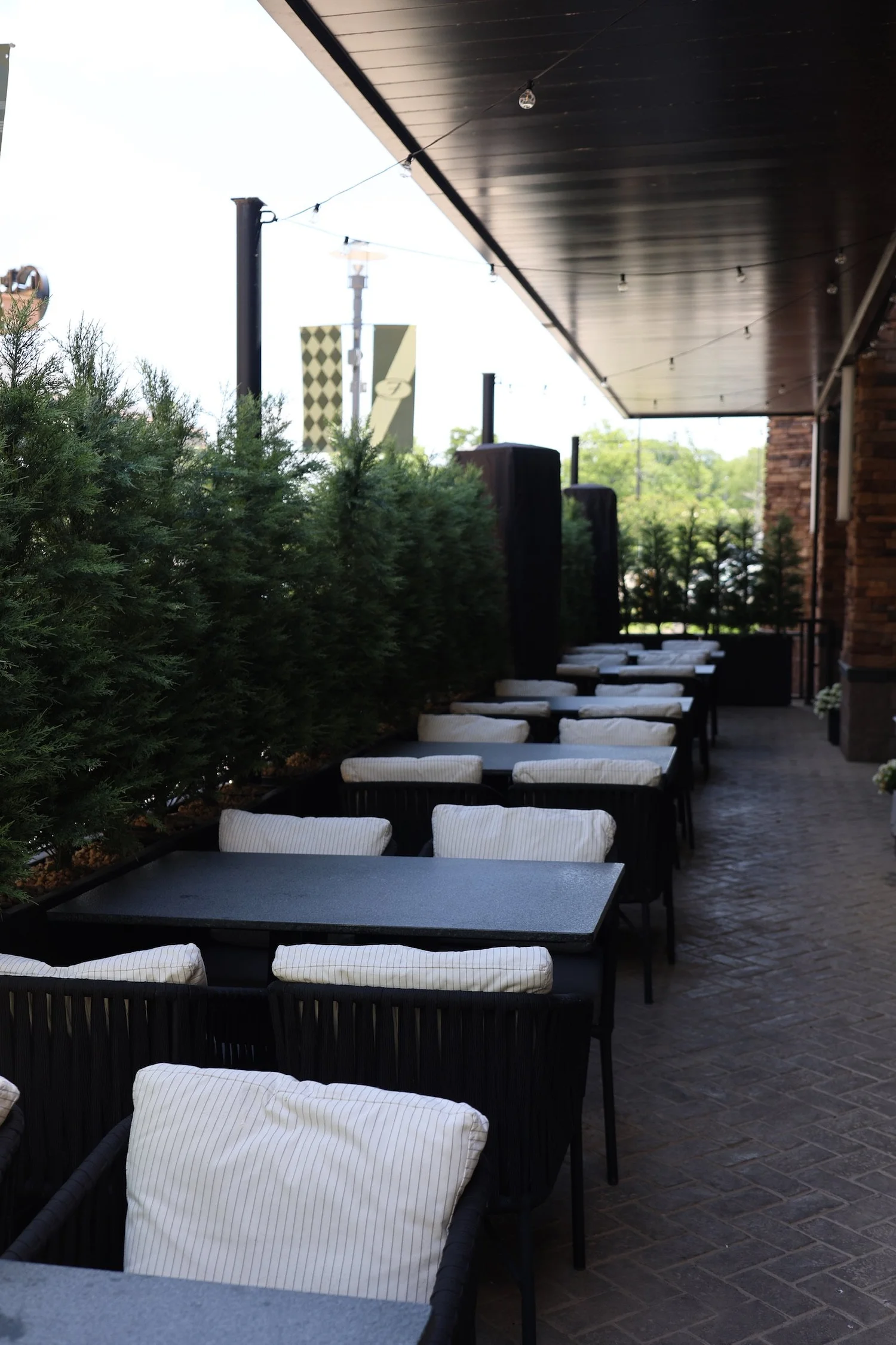 The side patio lounge at Mileta